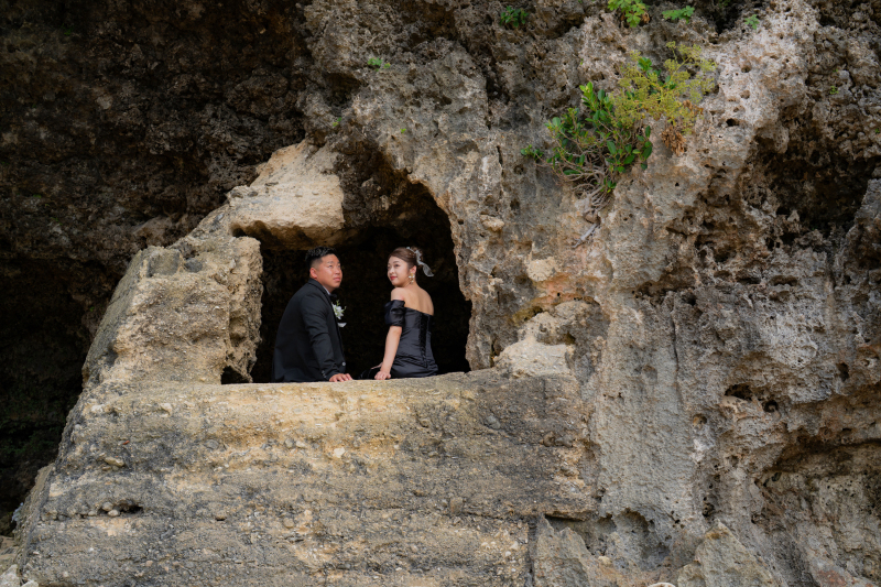 特徴的な岩場の「ザネー浜」で景色を楽しむおふたり