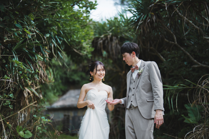 足場の悪いところではご新郎様のサポートが大事。