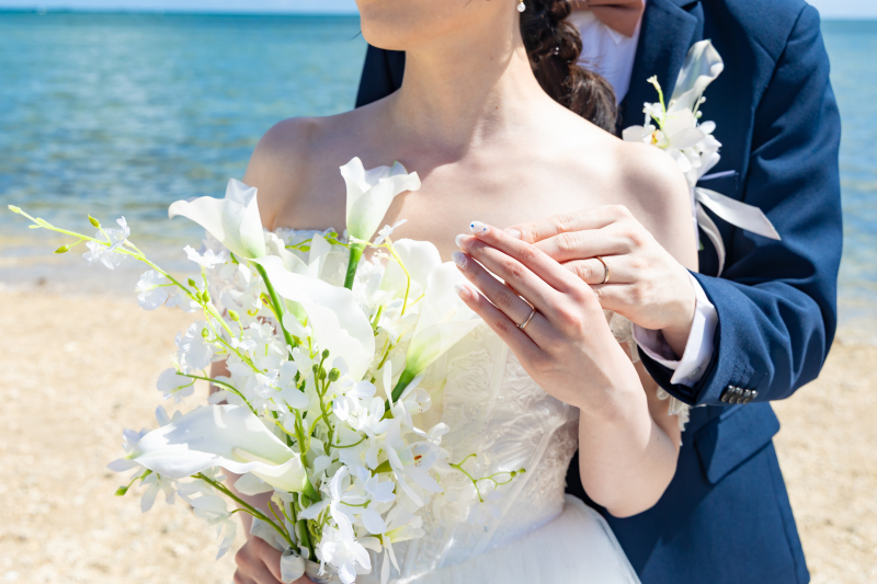 手元に込める誓いとブーケの柔らかな彩り