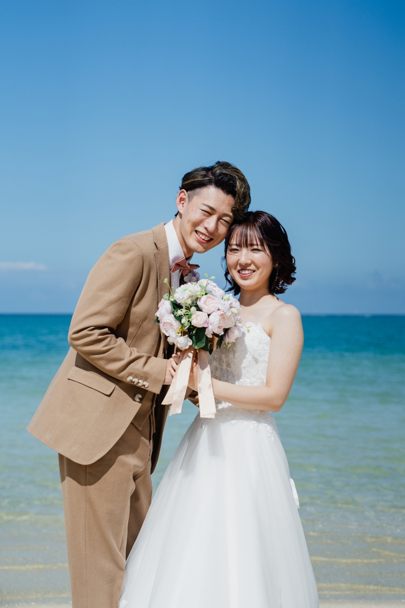 おでこを寄せる二人の優しいひとときに包まれて