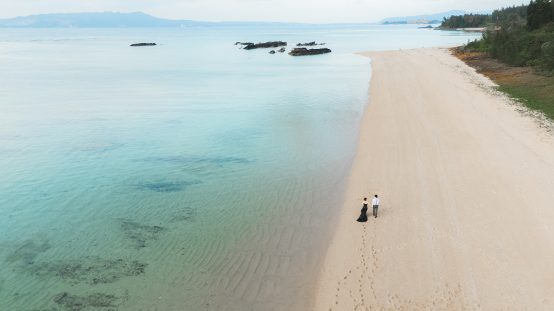 広大なビーチで過ごす姿をドローンで上から撮影！