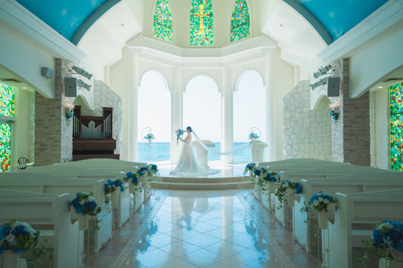 ステンドガラスの窓から優しく光が差し込む祭壇で…