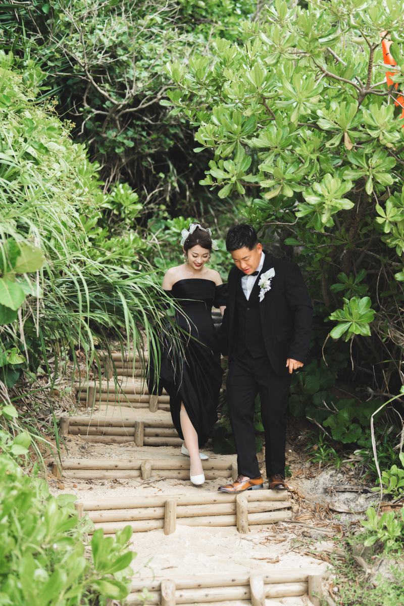 足場の悪い場所ではご新郎様がご新婦様をエスコート