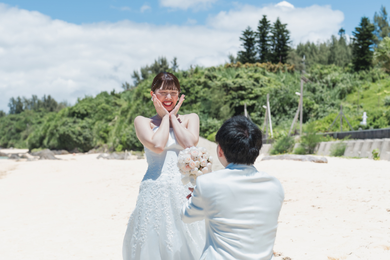 緑に囲まれてこぼれるやわらかな笑顔