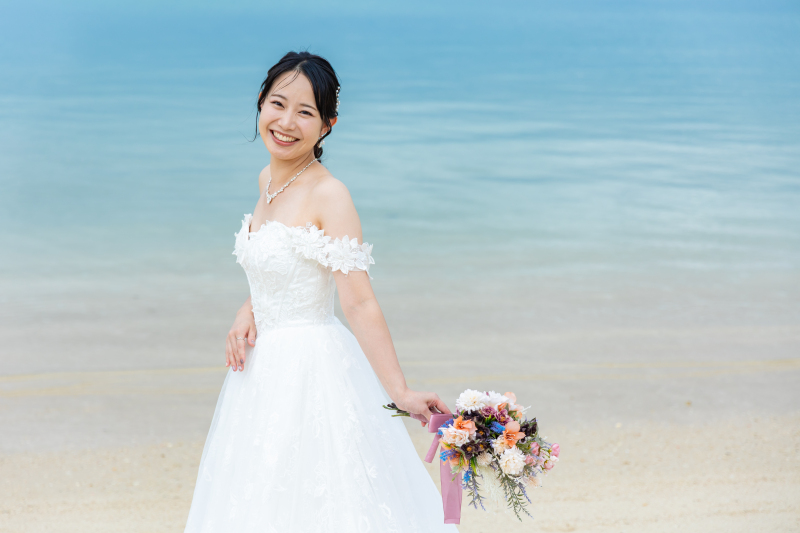 きらめく海に溶け込む、とびきりの笑顔