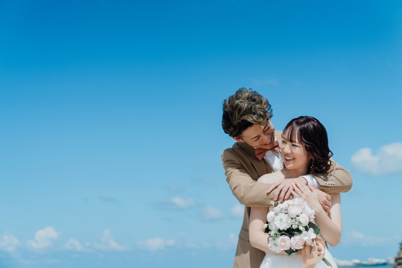 青空の下で重なる二人のやさしい気配と笑顔