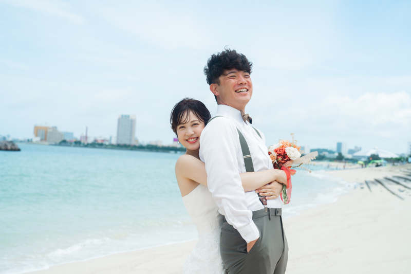 ご新婦様からのバックハグで仲良しショット♪