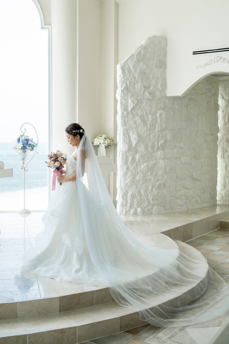 純白のチャペルに溶け込むウェディングドレス