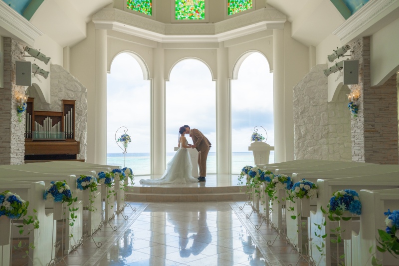 チャペルに移動しビーチ撮影とは違う2人の表情