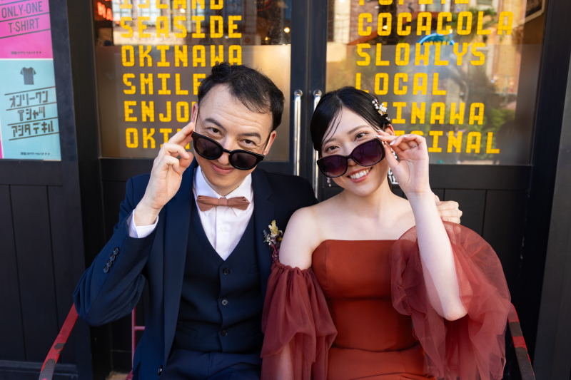 サングラス越しに見せる遊び心あふれる表情