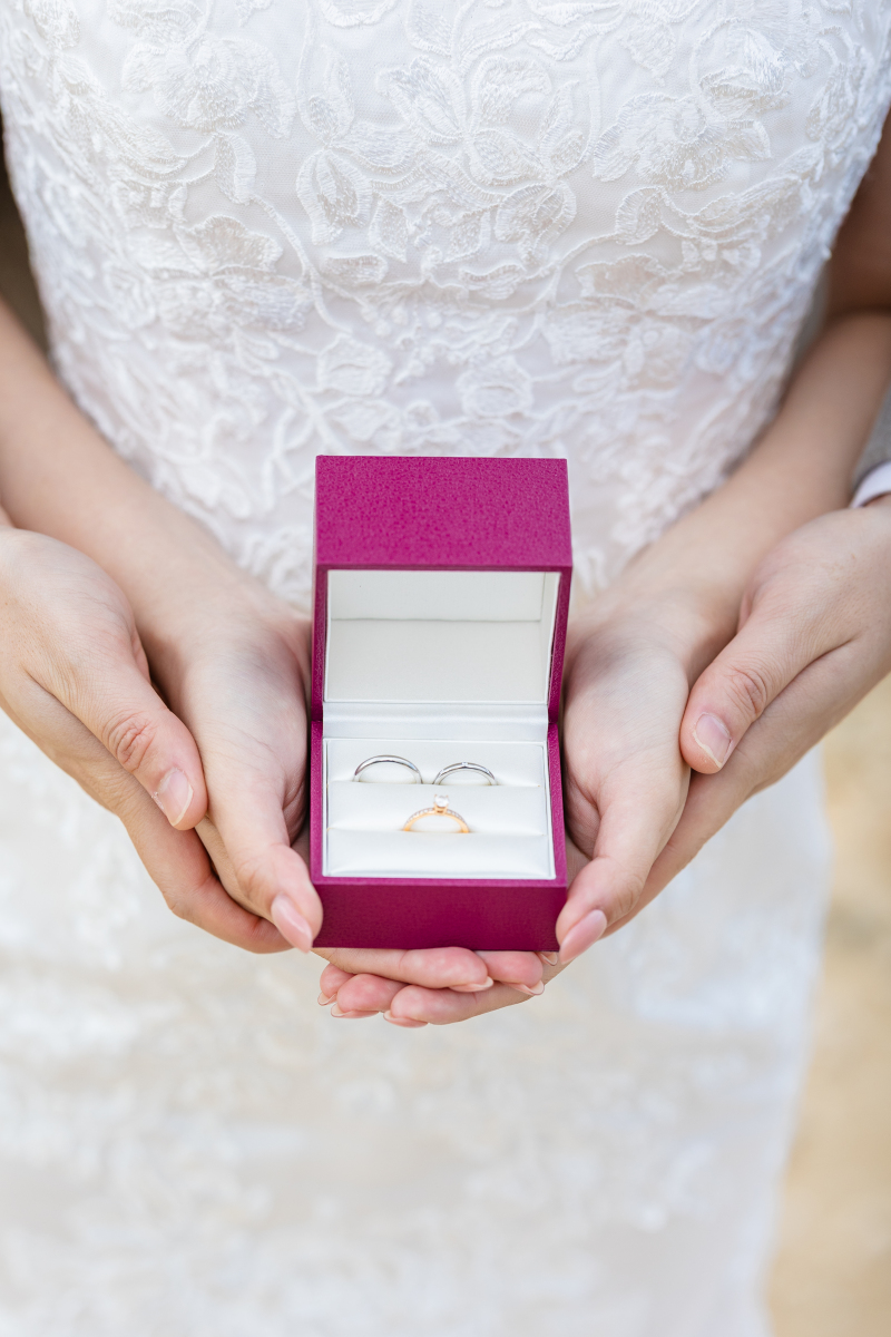 愛を誓った指輪を大切に手元にそっと重ねて..