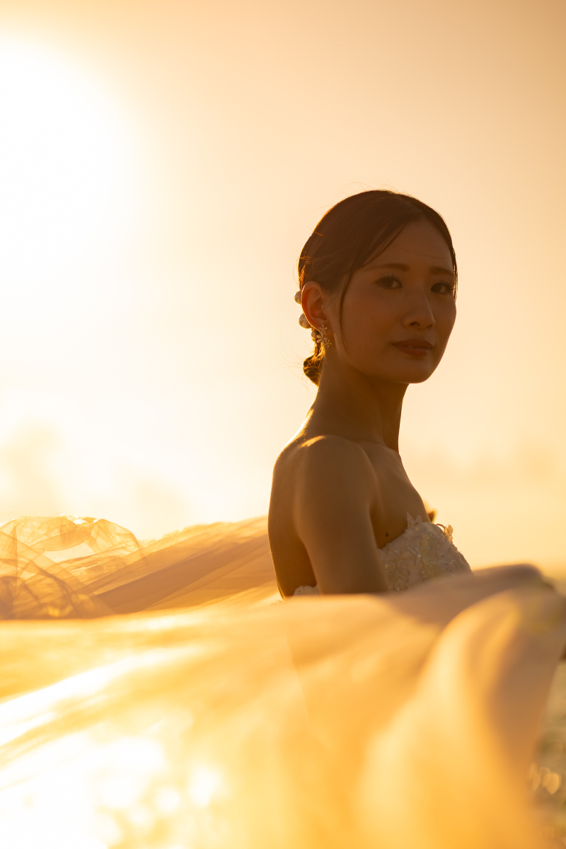 黄昏に揺れる、透明な輝きをまとう花嫁様