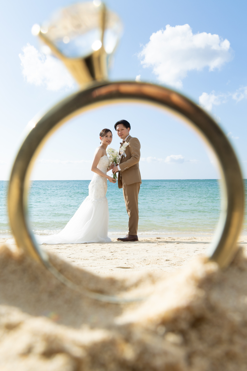 指輪越しにふたりの未来をそっと映す一枚