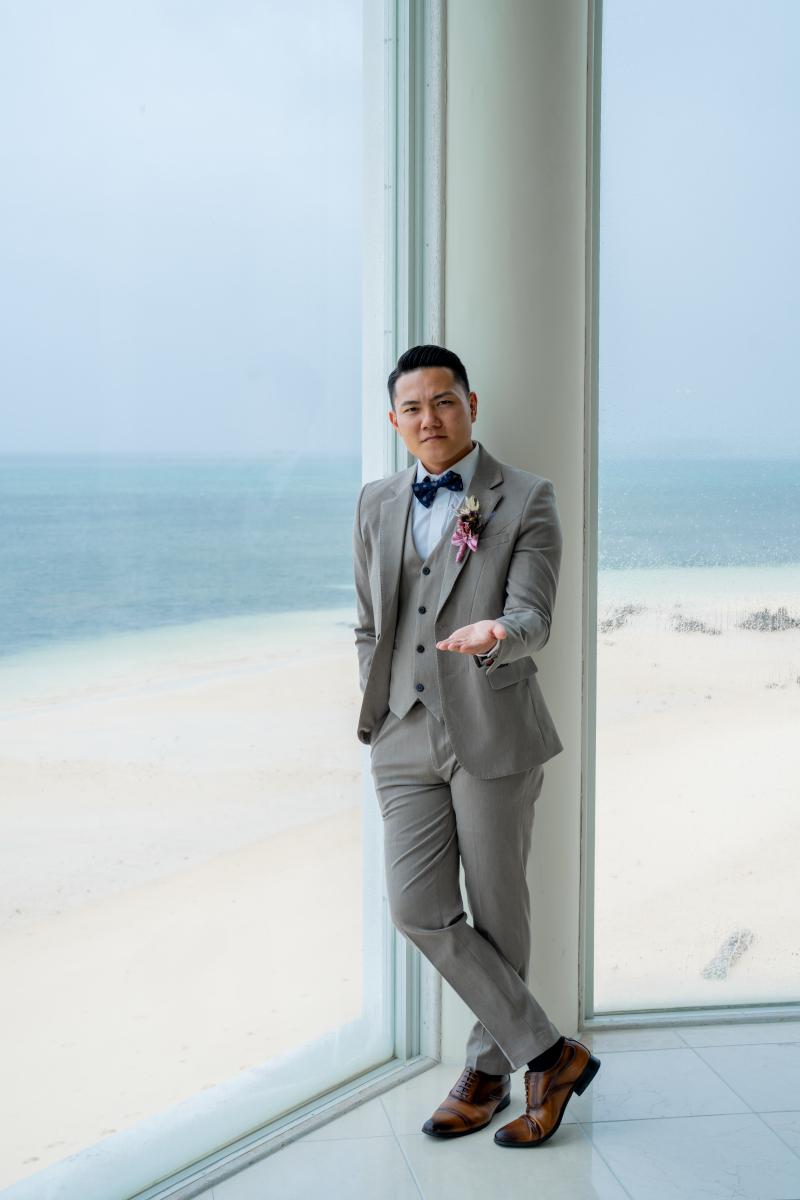 海をバックに新婦様目線で新郎様のソロショット