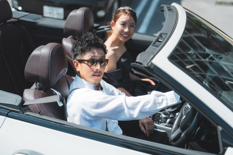 リゾートっぽくオープンカーでチャペルに移動！