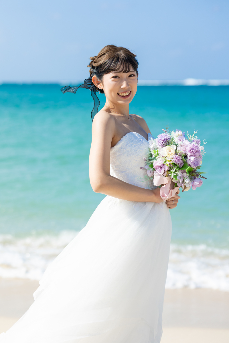 青い世界に包まれた、新婦のソロショット