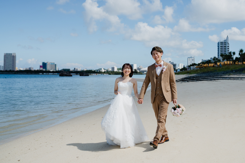 手をつないで歩く穏やかなふたりの優しい時間