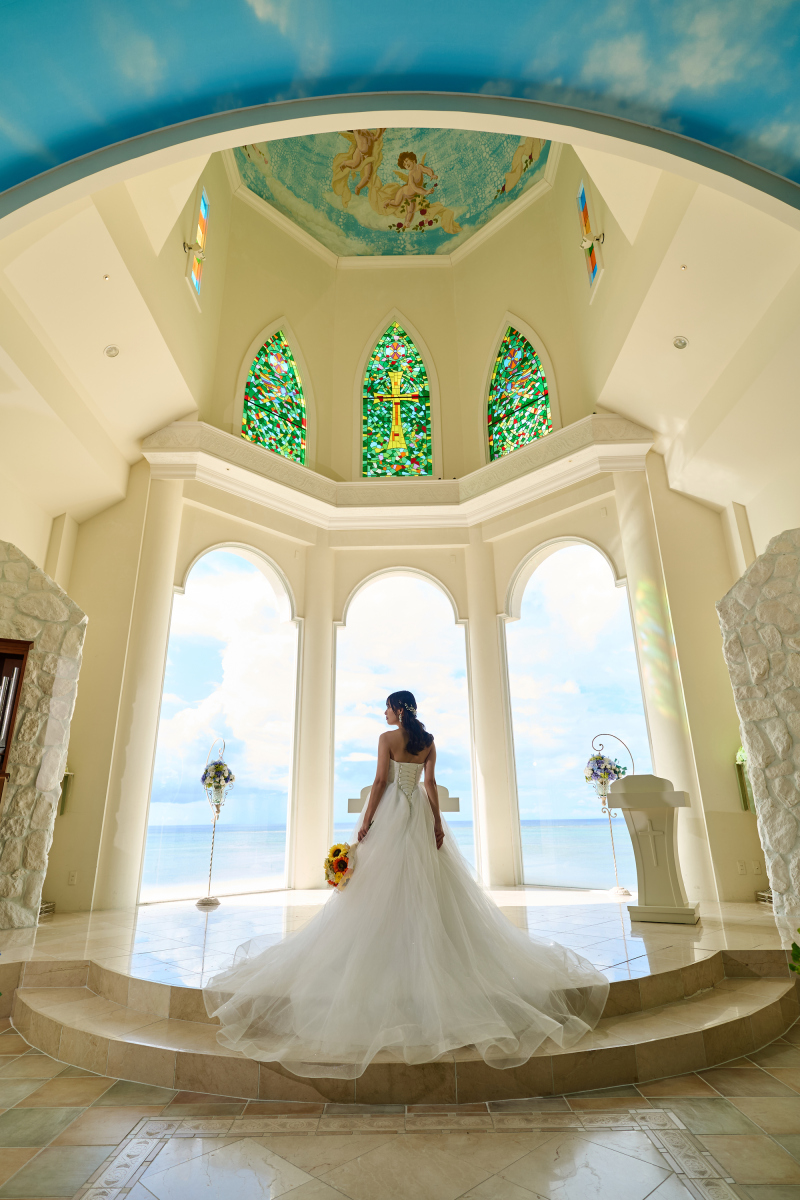 実は祭壇の上の壁画には天使達の絵があるのです♪