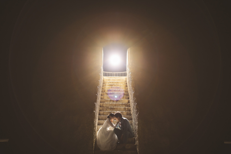 光のもと誓い合うお二人