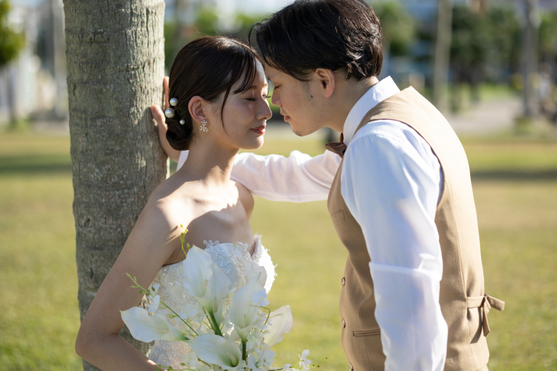 沖縄の自然が寄り添うふたりを優しく包む