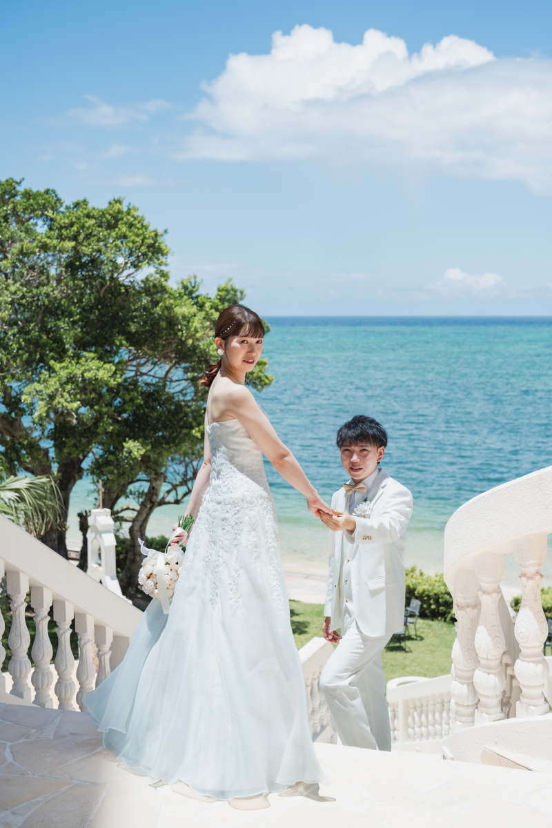 ビーチへと続く階段で手を取り合って