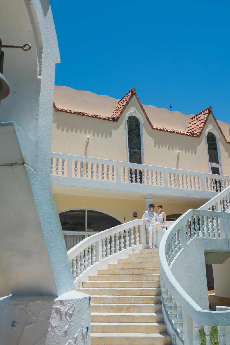 空へと続く場所で寄り添うふたりの輝く未来