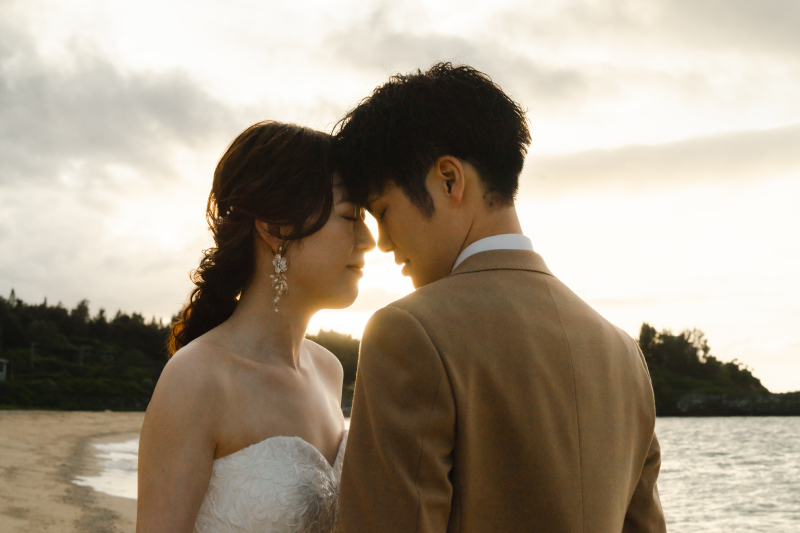 夕暮れに包まれて寄り添うふたり