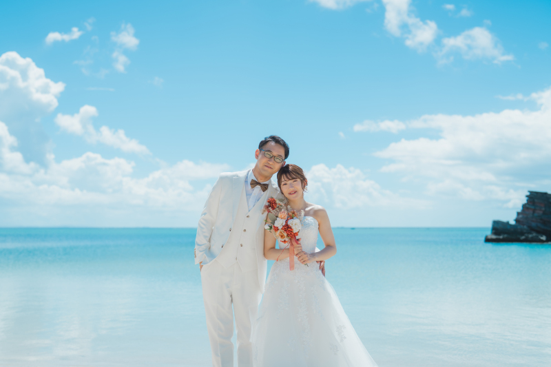 まずはビーチ!少し緊張した様子も素敵な思い出に♪