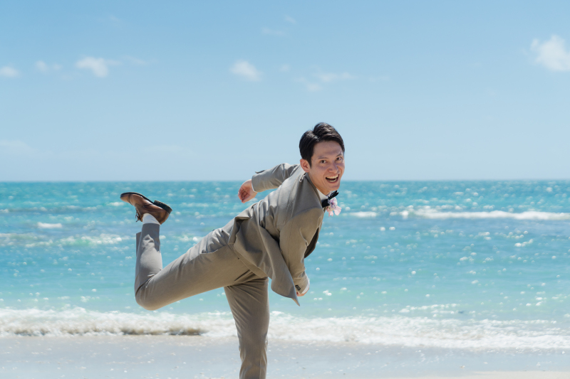 砂浜でノリノリの野球ポーズの新郎様