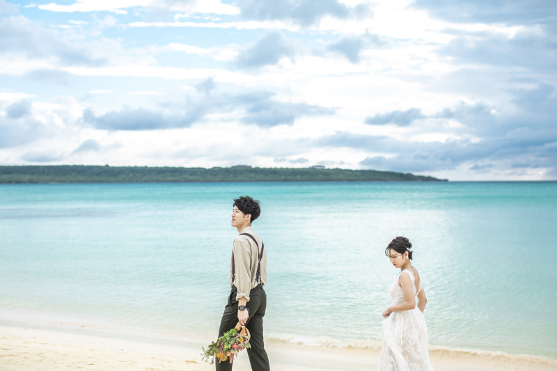 誰もいないビーチをしっぽり歩く