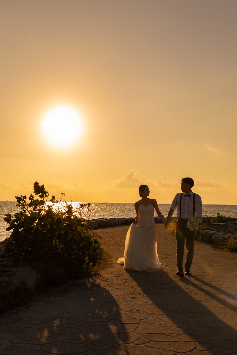 海へと続く道でそっと並ぶお二人
