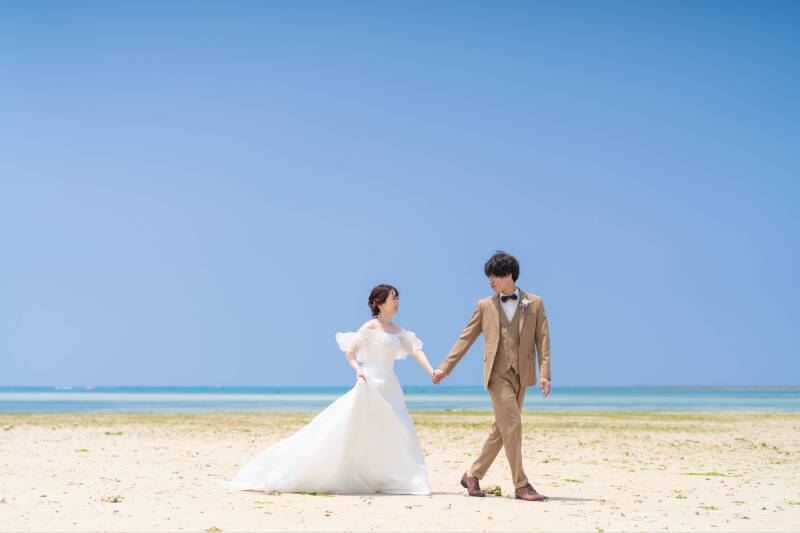 手を取り合って