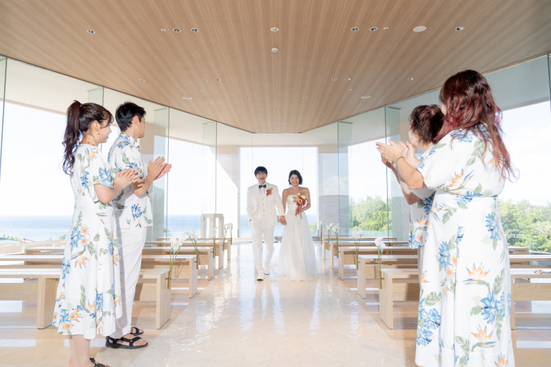 御家族の祝福に見守られながらの退場