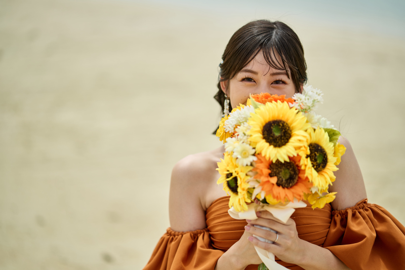 照れた様子でほほ笑む新婦様のソロショットも^^