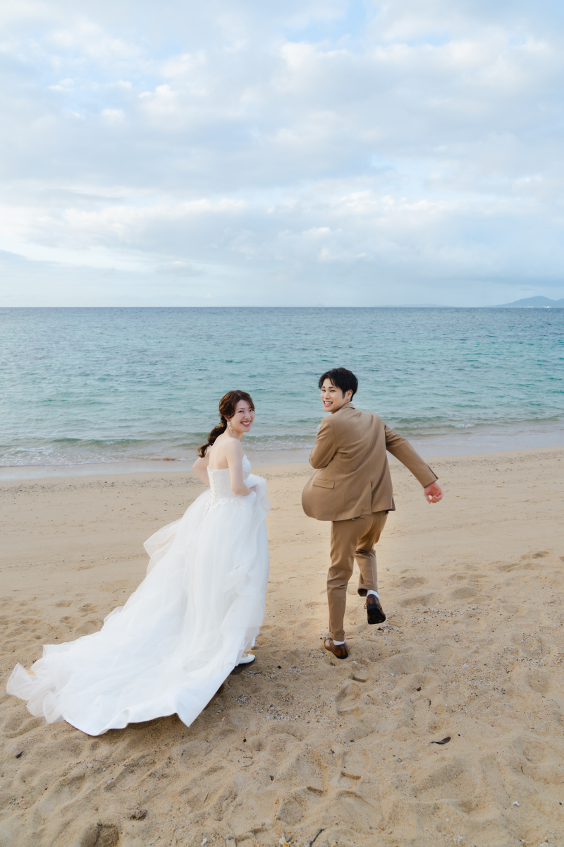 ビーチに飛び出すふたりの自然な笑顔