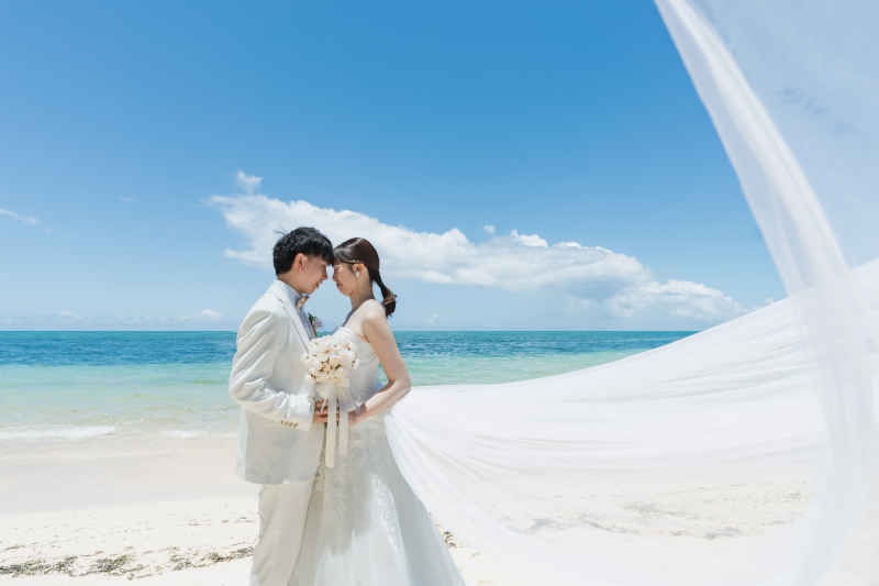 青い海と空に包まれる幻想的な瞬間