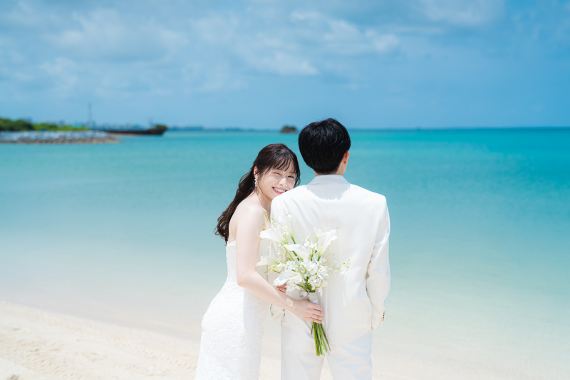 ご新婦様だけ振り返って素敵な笑顔でウィンク!