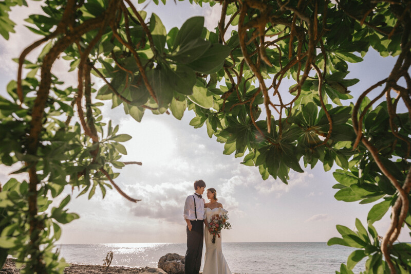 海をバックにグリーンのアーチの中で