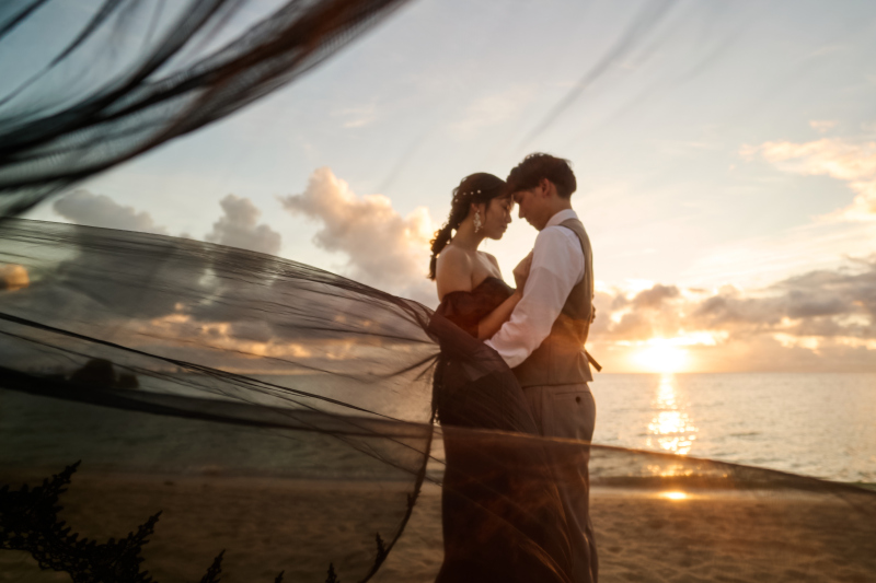 ブラックカラーの衣装×サンセットは相性◎