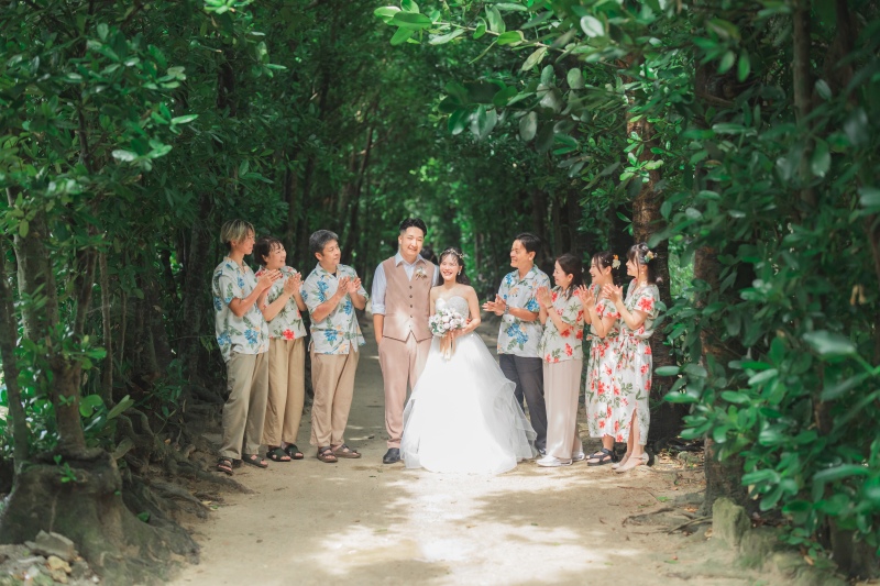 ◇◆◇備瀬のフクギ並木 × ファミリーショット◇◆◇沖縄本島の北部にある「備瀬のフクギ並木」にて新郎新婦様とご家族の皆さまで家族写真を撮影！写真からでも暖かな雰囲気を感じることのできる1枚です