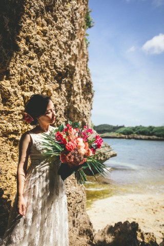 自然の岩場がアートな空間に変わるような一枚