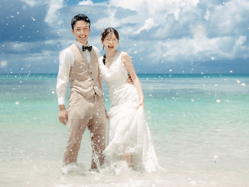 ◇◆ビーチフォト&times;ウォーターイン◆◇ 透明度の高い沖縄の海を生かした『ウォーターイン撮影』躍動感のある水しぶきがキラキラと輝き、幻想的なショットに。一瞬の出来事を見逃さず、大切に撮影しています。