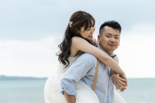 大人気のビーチでのおんぶショット。おふたりの良き関係性が伺えるゆるんだ表情に、ほっこりする気持ちに。あたたかくて柔らかい、おふたりらしいけれど、ちょっぴりトクベツな空間が出来上がります。
