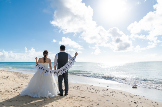 沖縄の海には、何度みても感動してしまうほどの美しさ。曇りでも、雲がグラデーションで染まる様子は1日として同じものがなく発見の連続です。ぜひ体感してください！