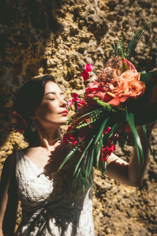 ふたりのシルエットを木の間にうまく配置したアーティスティックな一枚