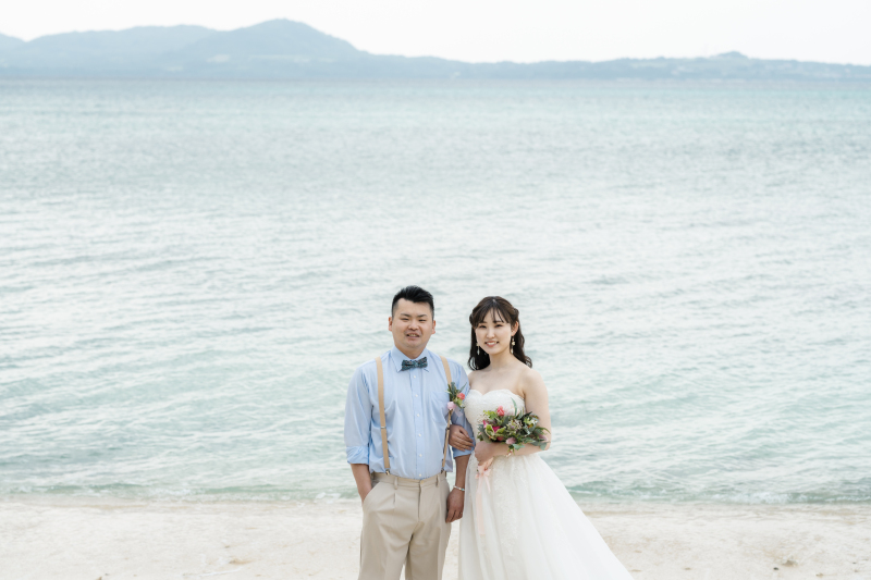 ビーチの青に、おふたりの姿が映える1枚。のブーケも可愛らしく、ワンポイントになっています。楽しげな雰囲気が伝わってくるような写真も、大切な思い出になりますよ。