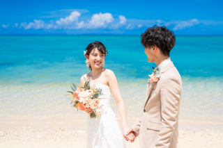 沖縄の最高のロケーション&times;おふたりらしさを表現します！撮影中だけではなく、写真を見返した時にも思わず笑みがこぼれる、幸せな気持ちになる。そんな撮影ができるよう、熱く全力で、おふたりに向きあいます！