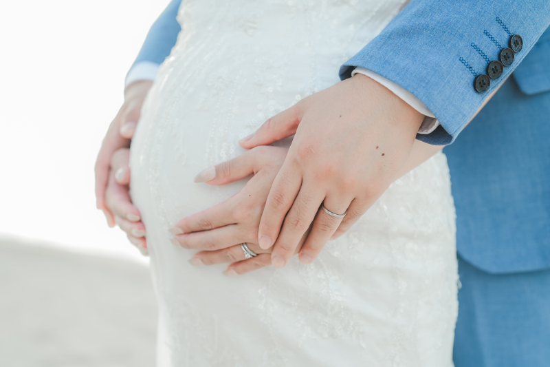 マタニティの方必見！【天然ビーチ＋スタジオで撮影！マタニティ撮影コミコミ100カットプラン】◉全データ納品｜衣裳｜ヘアメイク付き