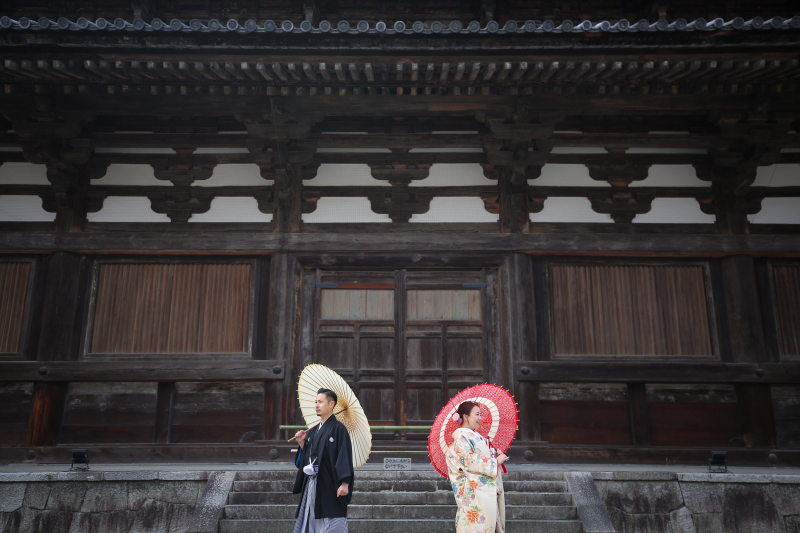 金堂を背景に