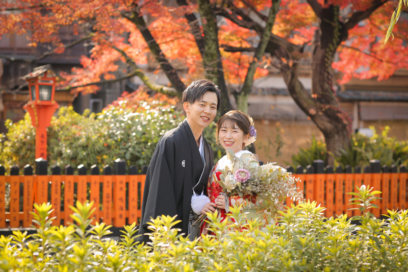 満開の紅葉を背景に